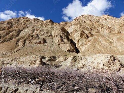 Imponenti montagne erose nel remoto Ladakh in India.