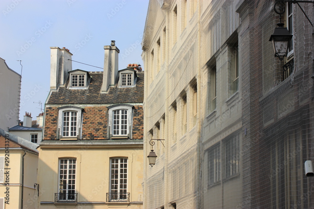 Fototapeta premium Ancient architecture, house in Paris