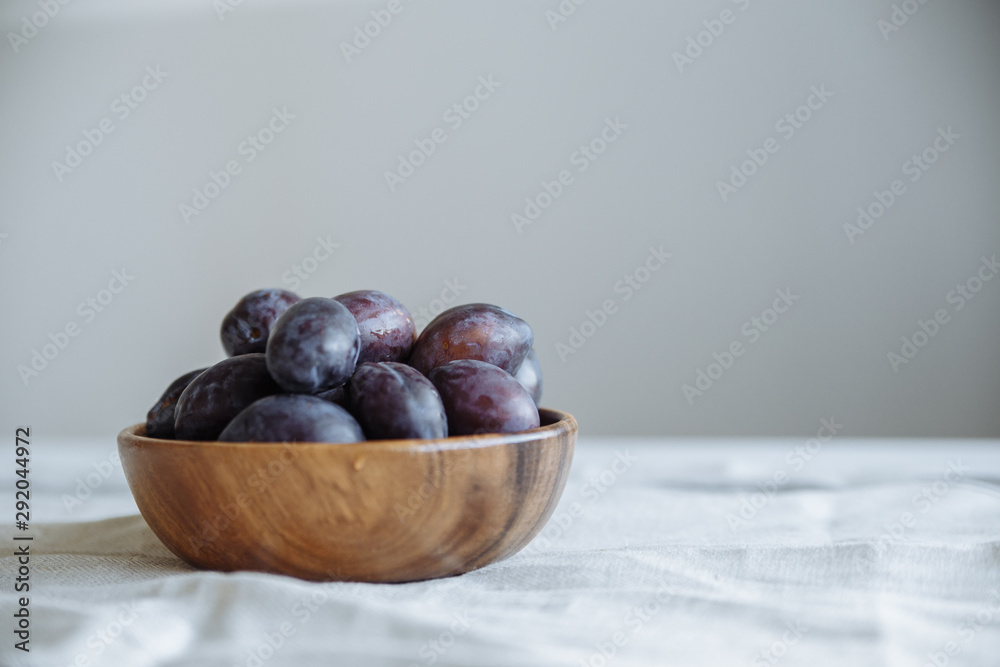 Obraz premium Plum in wood plate