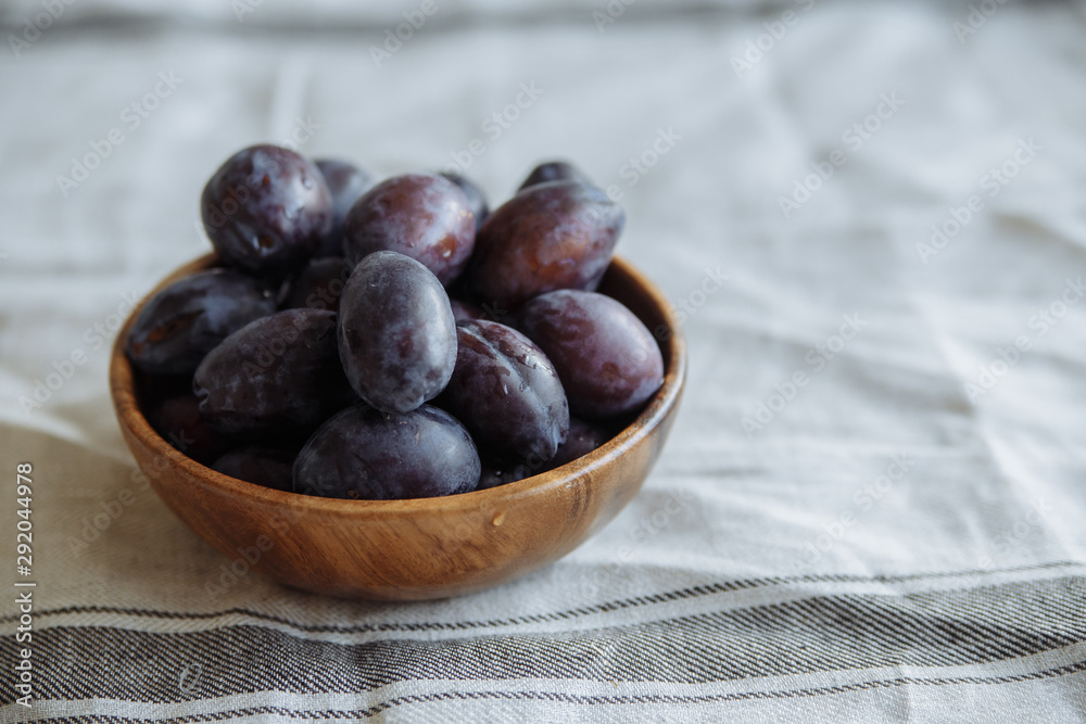 Obraz premium Plum in wood plate