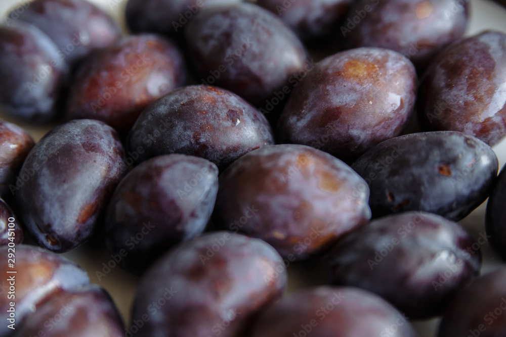 Fototapeta premium Plums macro in wood plate