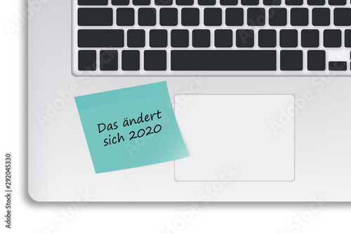 Das ändert sich 2020 - Notiz auf Laptop
