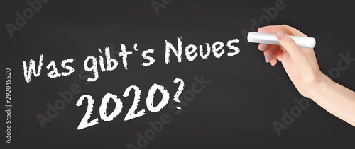 Hand schreibt auf Kreidetafel - Was gibt's Neues 2020