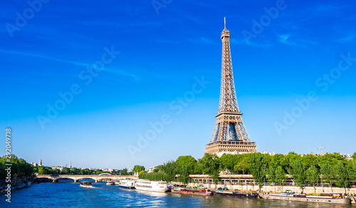 世界遺産 パリのセーヌ河岸 エッフェル塔 ワイド