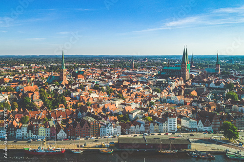 Kirchenspitzen ragen über der Stadt empor