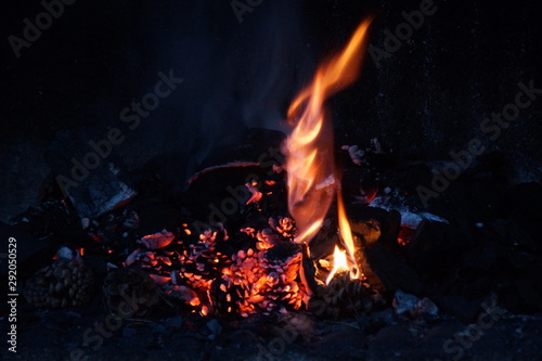 Du feu, des braises et du charbon