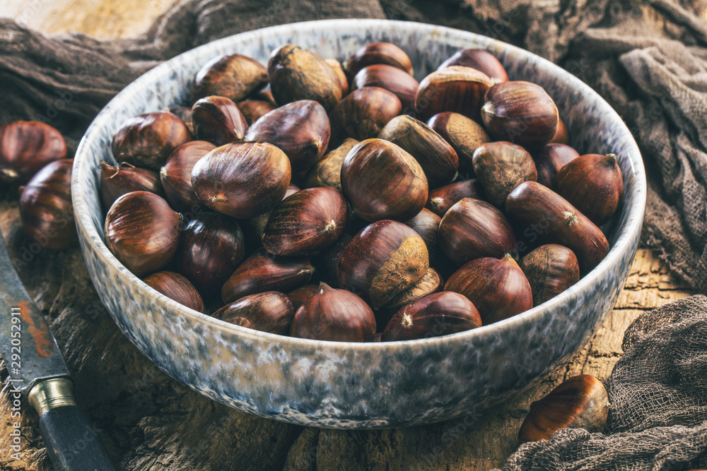 Obraz premium Roasted chestnuts served on an old table