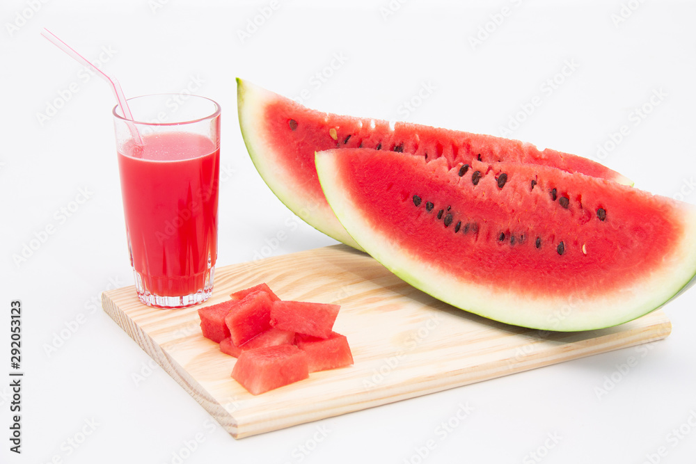 Copo de suco com fatias de melancia na tabua Copo de suco com fatias de melancia na tabua