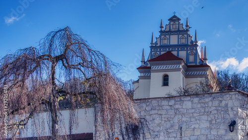 Obraz na płótnie Turystyczne miasteczko Kazimierz Dolny, widok na górkę z kościołem parafialnym w stylu renesansu w salonie