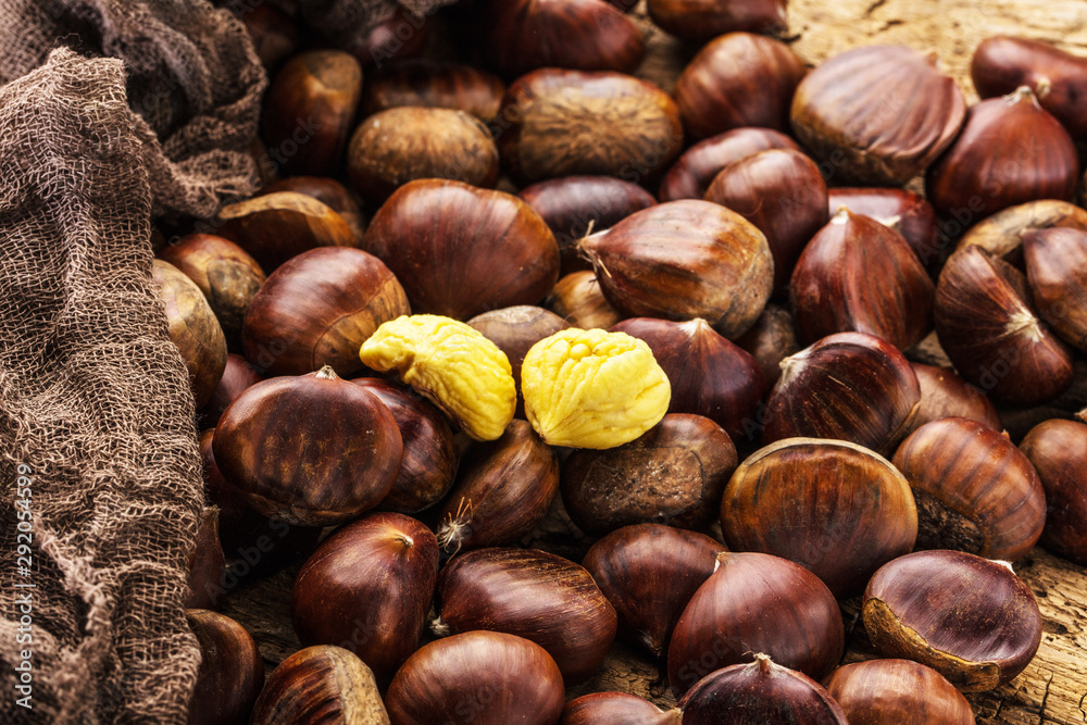 Obraz premium Roasted chestnuts served on an old table