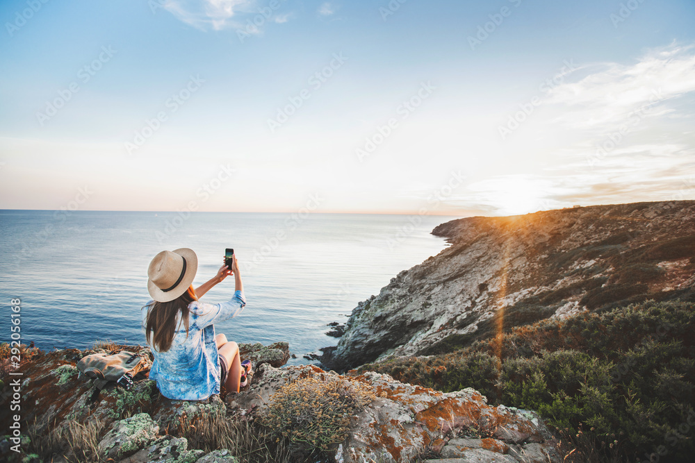 Obraz premium Female traveller at the cliff
