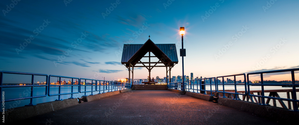 Naklejka premium North Vancouver Pier. Zdjęcie zrobione z North Vancouver Pier, patrząc na południe w kierunku Vancouver City