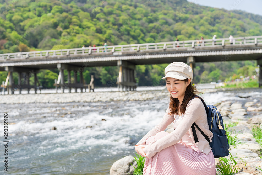 Fototapeta premium 観光する女性 京都