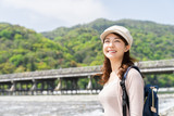 観光する女性　京都