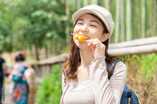 団子を食べる女性 京都 観光
