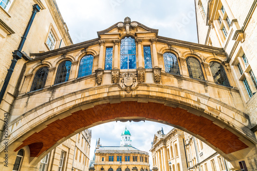Slika na platnu Hertford Bridge known as the Bridge of Sighs, is a skyway joining two parts of H