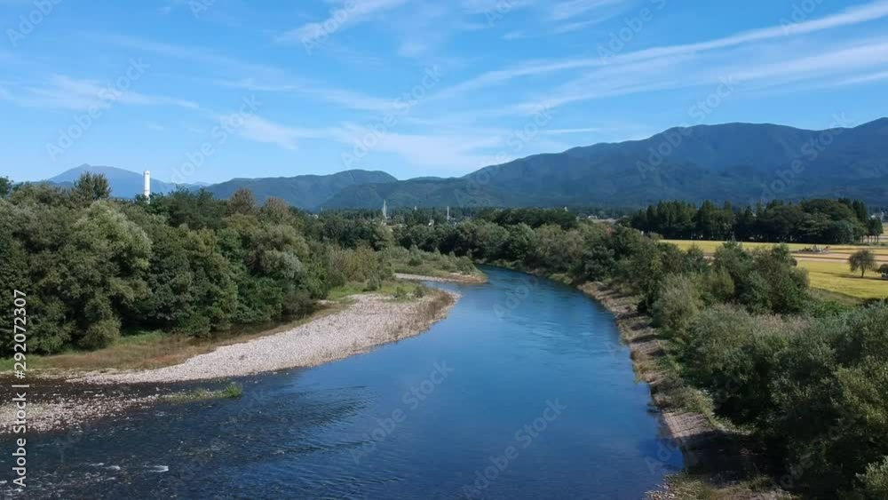 青空とゆったり流れる川　空撮　日本の風景