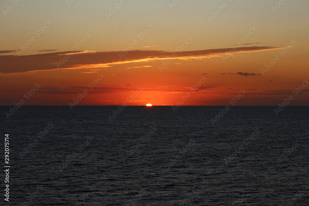 Obraz premium フェリー 朝焼け