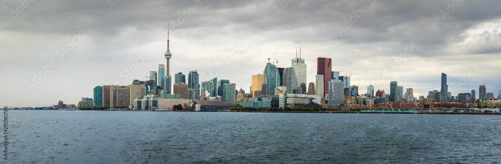 Blick über den Ontario Lake auf die Skyline von Toronto