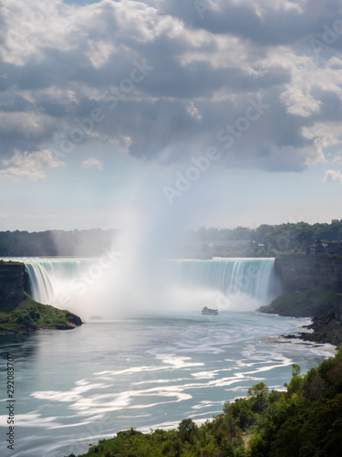 Langzeitbelichtung der kanadischen Horseshoe Falls der Niagarafälle mit Schiff