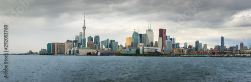 Blick   ber den Ontario Lake auf die Skyline von Toronto