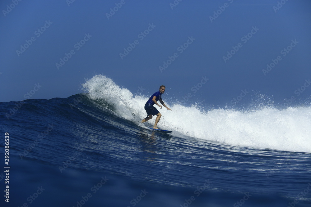 Surfen in El Tunco, El Salvador