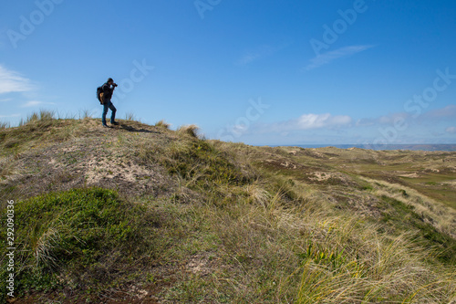 photographe en haut d'une dune