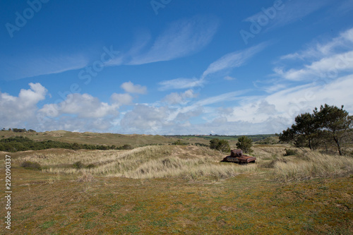 Tank rouillé abandonné dans les dunes
