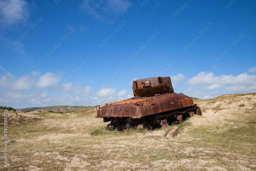 Fototapeta premium Tank rouillé abandonné dans les dunes