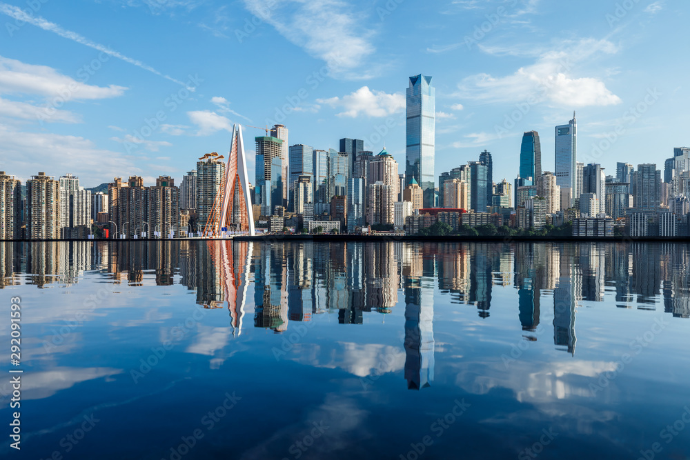 Naklejka premium Chongqing skyline i nowoczesne miejskie wieżowce z odbiciem wody, Chiny.