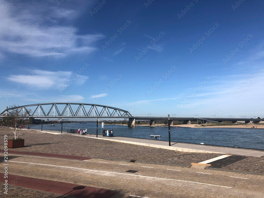 Obraz premium The railway bridge over the Waal river