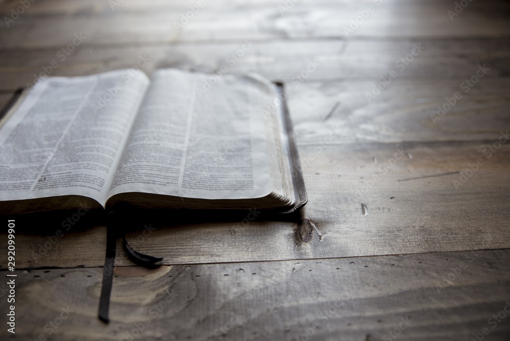 Close shot of holy bible on a wooden table - obrazy, fototapety, plakaty 