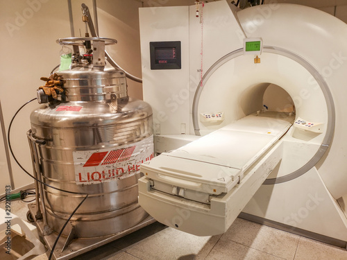 Φωτογραφία Adding helium to a mri scanner