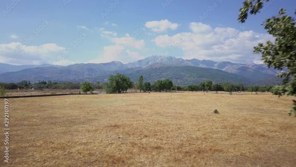 Plano en alejamiento de paisaje con la Sierra de Gredos en el fondo, Ávila, España. Plano en alejamiento de paisaje con la Sierra de Gredos en el fondo, Ávila, España.
