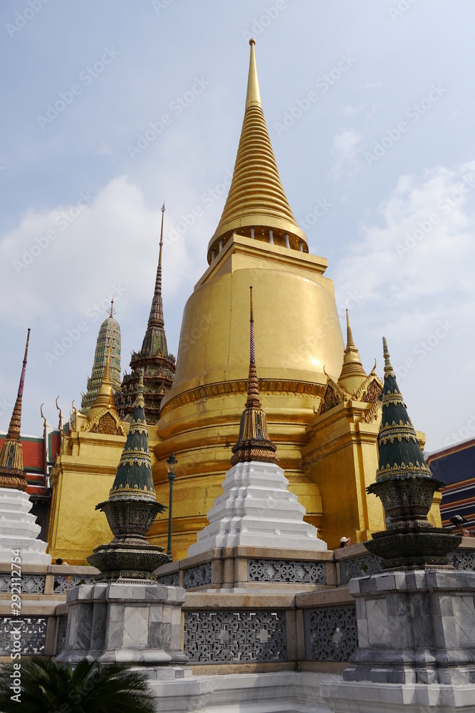 Fototapeta premium Goldener Chedi Wat Phra Kaeo Königstempel Bangkok