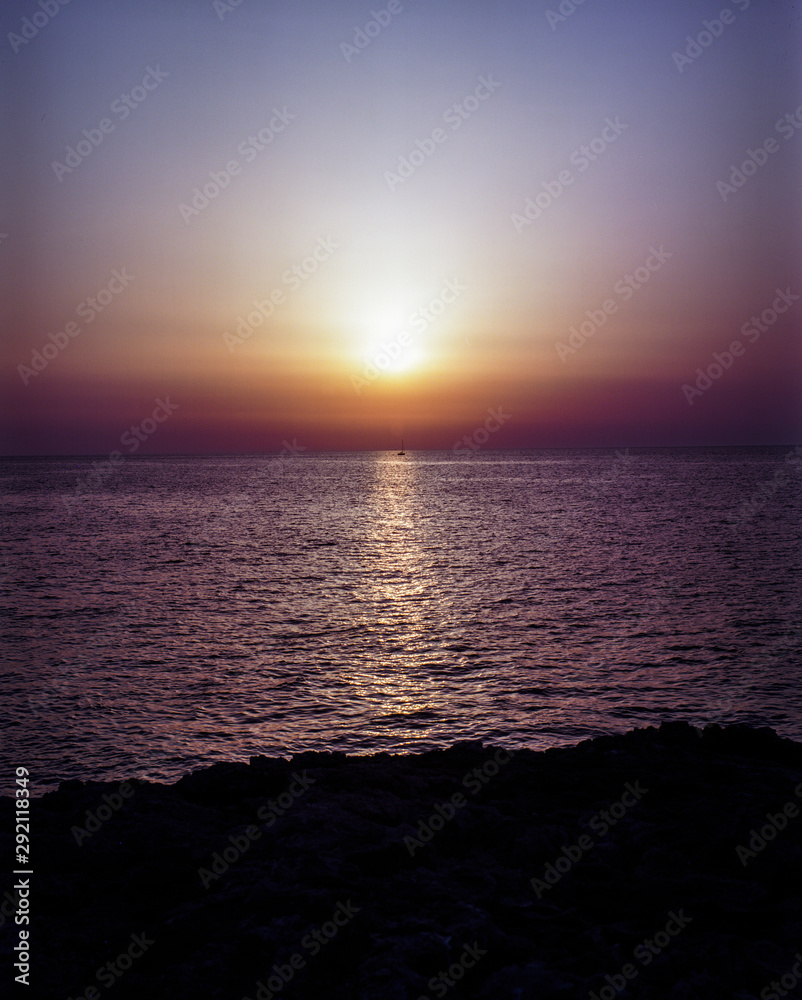 Obraz premium sunrise with boat on the horizon 