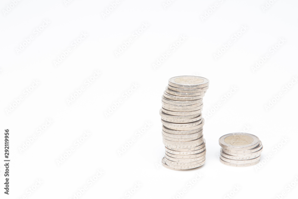 Columnas de monedas sobre fondo blanco Columnas de monedas sobre fondo blanco