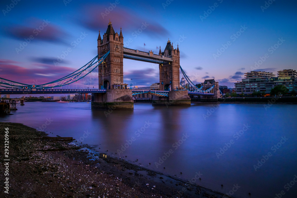 Fototapeta premium Tower Bridge London at sunset