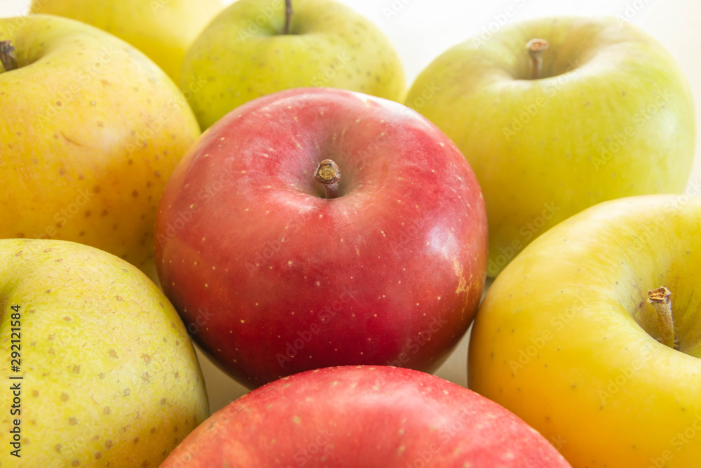 赤いりんごと黄色いりんご