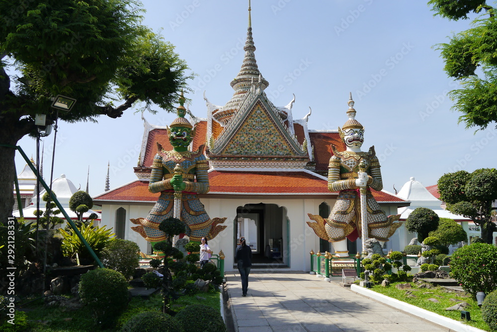 Portal mit Yaksha-Wächtern Wat Arun Wihan Noi Bangkok