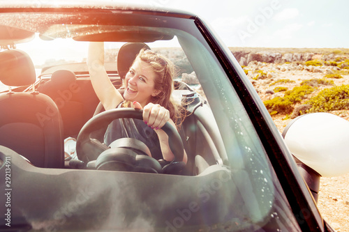 Fotografía Frau in einem cabriolet auto im urlaub