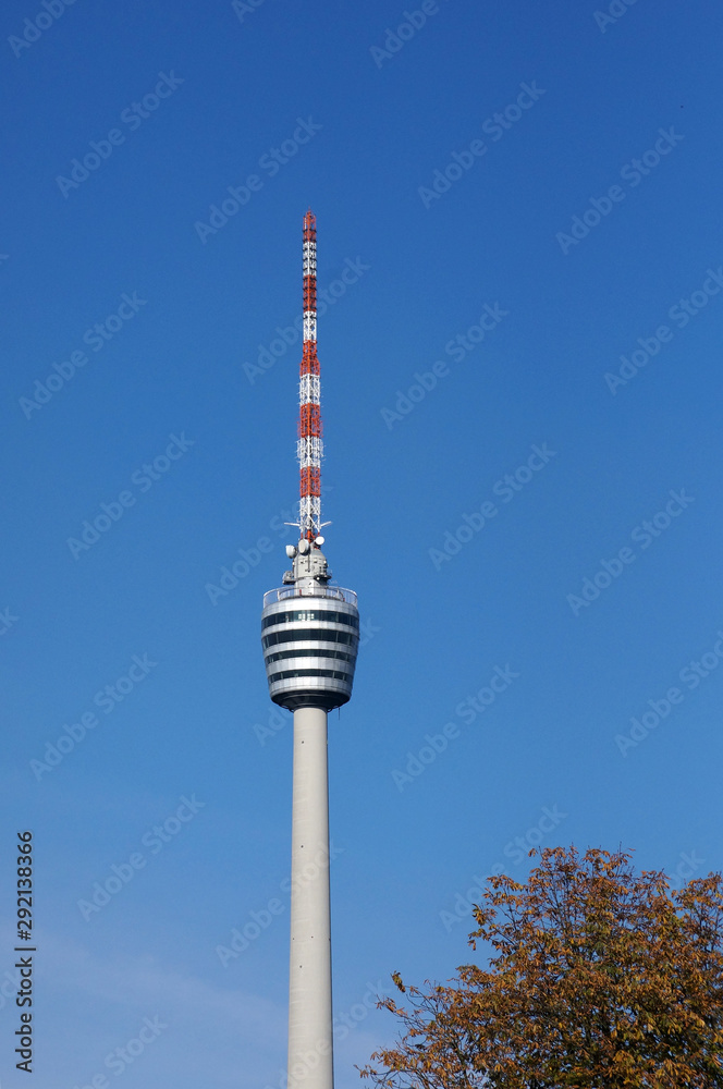 Der Stuttgarter Fernsehturm erhebt sich über dem herbstlichen Wald Der Stuttgarter Fernsehturm erhebt sich über dem herbstlichen Wald