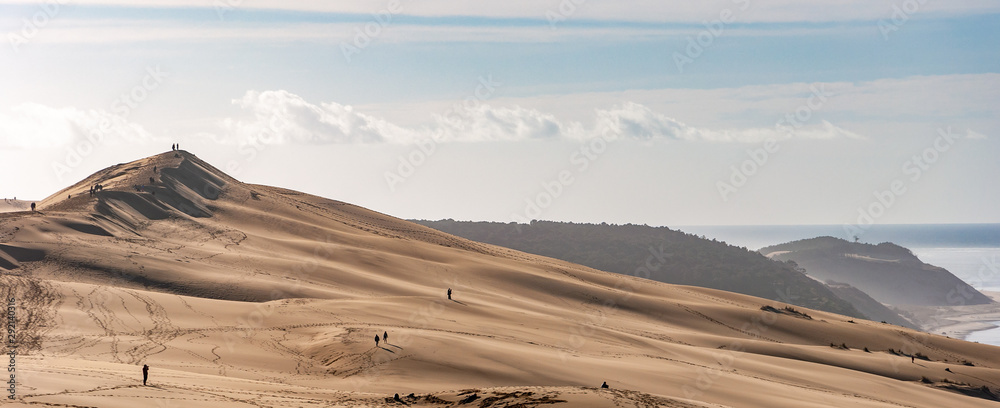 Fotografia The Dune du Pilat of Arcachon in France, the highest sand dunes in Europe: paragliding, oyster cultivation, desert and beach