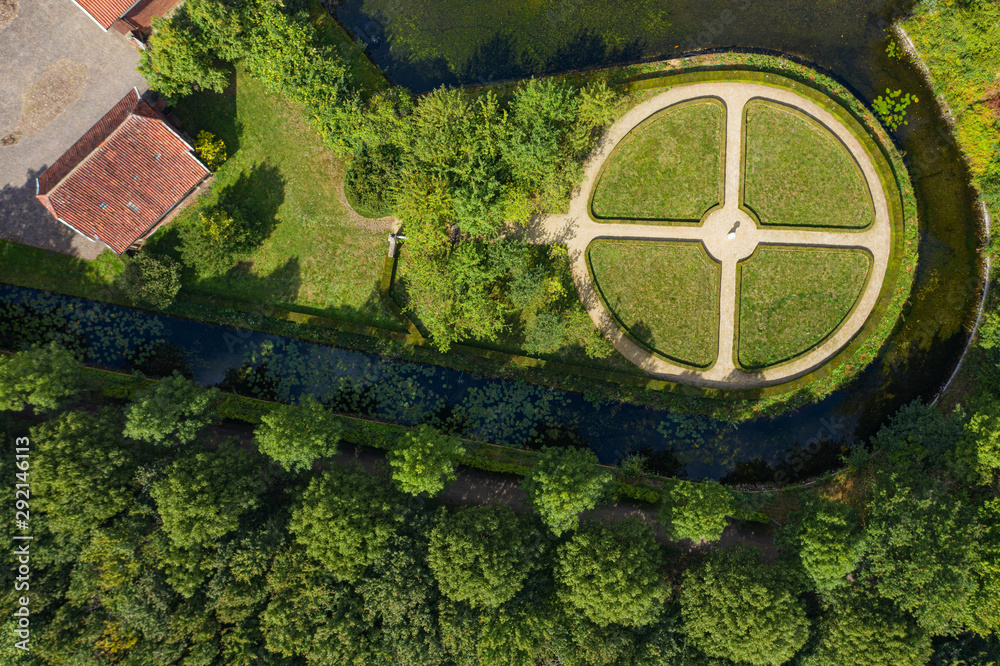 Blick aus der Vogelperspektive auf das Münsterland mit dem Haus 