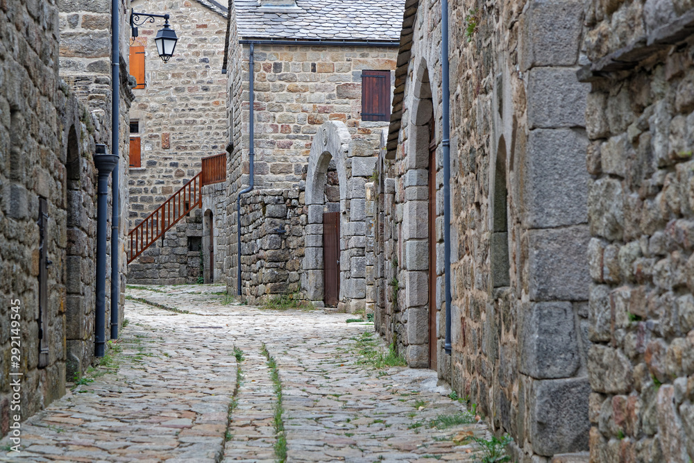 La Garde-Guerin, crossed by the Chemin de Regordane, axis between Massif Central and Mediterranean, very frequented in the Middle Ages, was a border post in charge of the security of travellers.