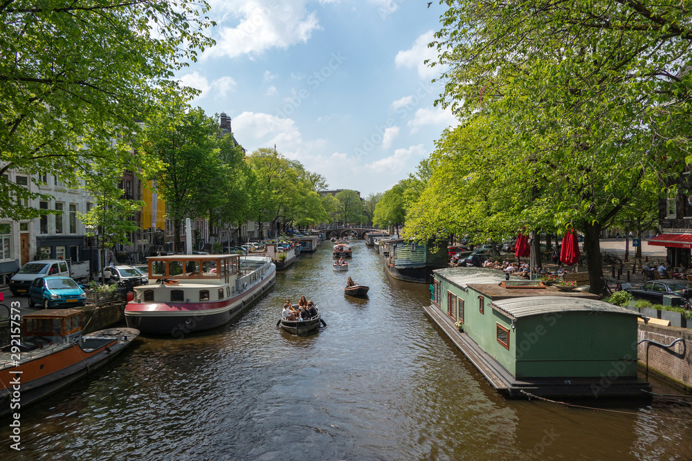 Naklejka premium AMSTERDAM, NETHERLANDS - SEPTEMBER 17, 2016: boats and city river view