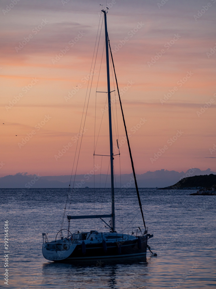 Segelboot im Sonnenuntergang