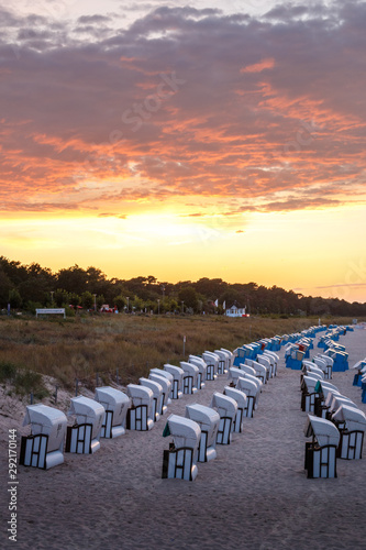 Strandkörbe am Nordstrand in Ostseebad Göhren auf der Insel Rügen bei Sonnenuntergang