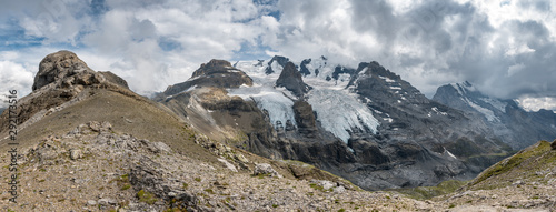 Blümlisalphütte SAC with surrounding glaciers and Blüemlisalp group photo