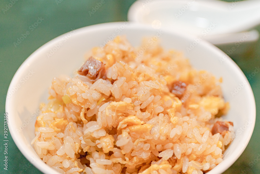 お椀に盛られたチャーハン お椀に盛られたチャーハン